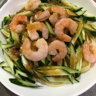 焼きそば麺でキュウリとゆでエビの冷し中華